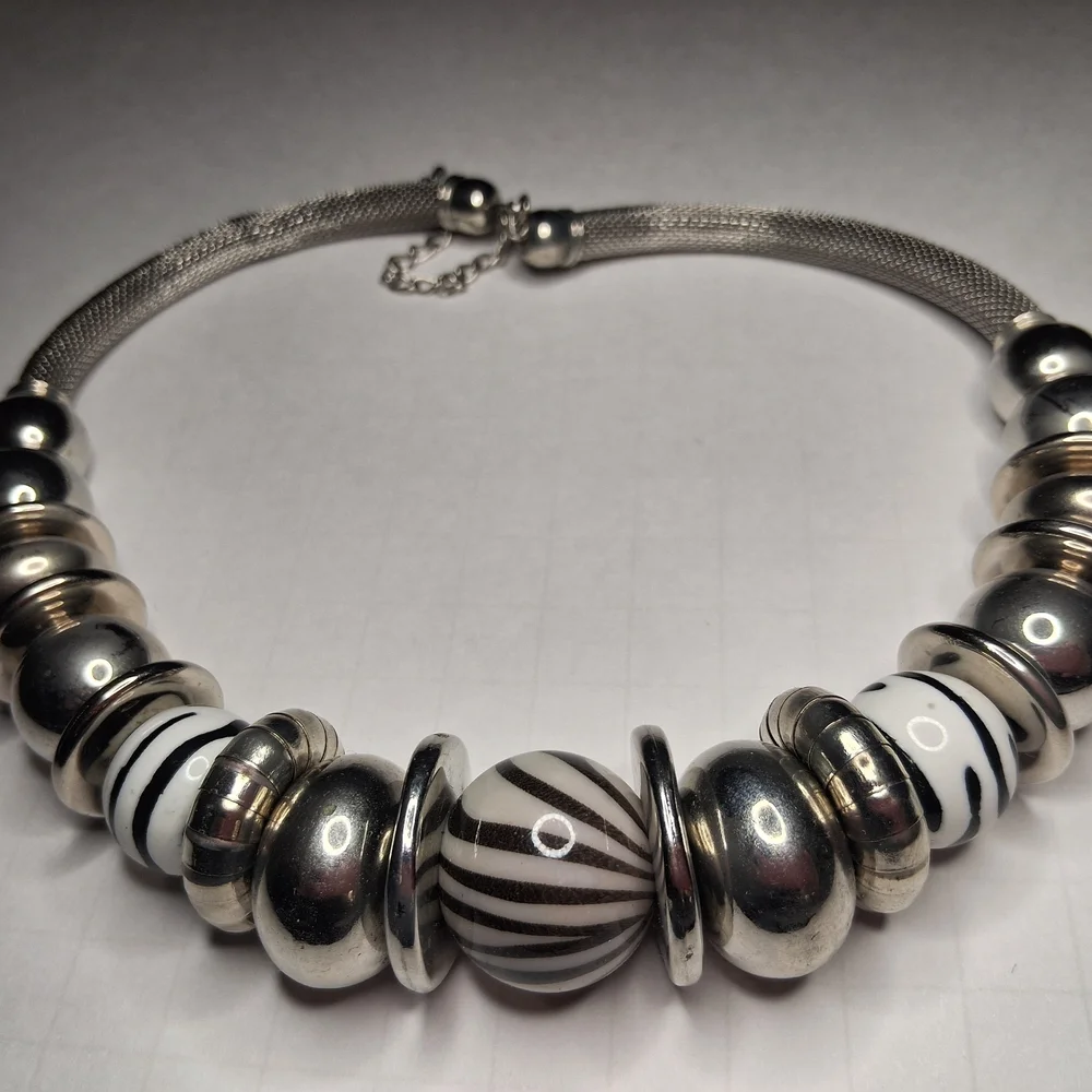 Qveen Herby Style - Vintage Striped Mouth-blown Glass Beaded Necklace - Picture 2 of 3